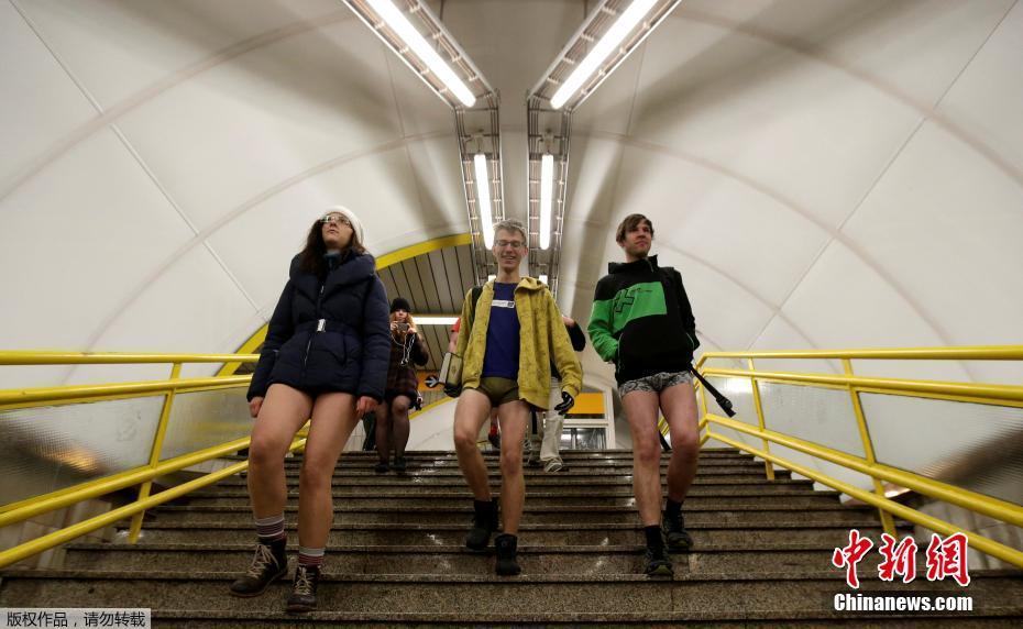 欧洲寒流肆虐 民众不惧严寒响应“无裤日”