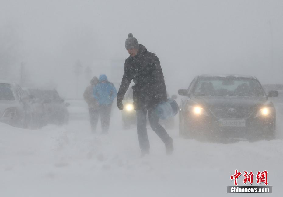 欧美多国遭寒流侵袭 一片白雪茫茫( 02 / 12 )