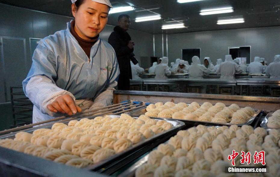 探訪手工餃子廠 女工每天包出4000隻餃子