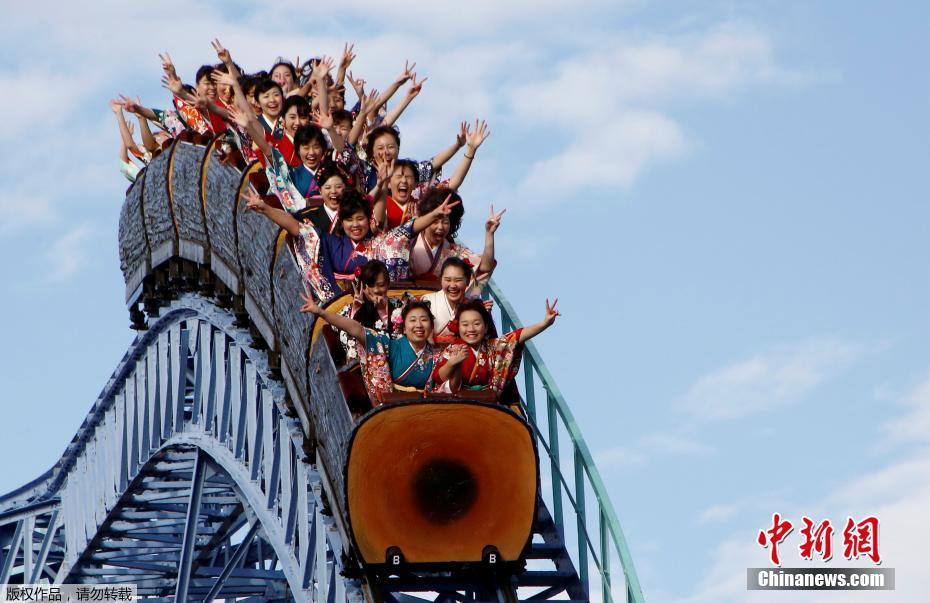 日本举办“成人节”活动 少男少女穿和服亮相