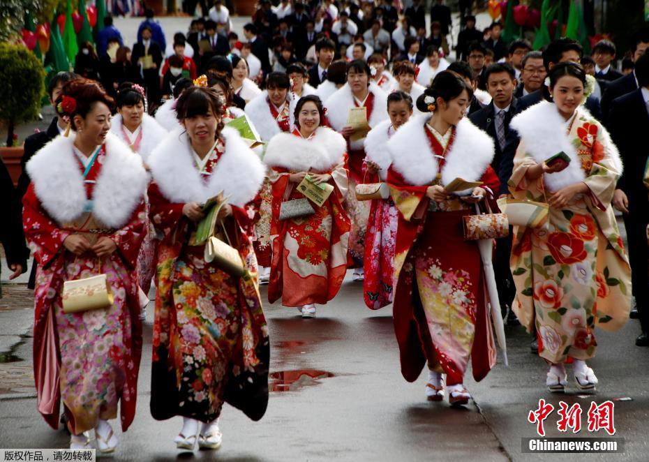 日本举办“成人节”活动 少男少女穿和服亮相