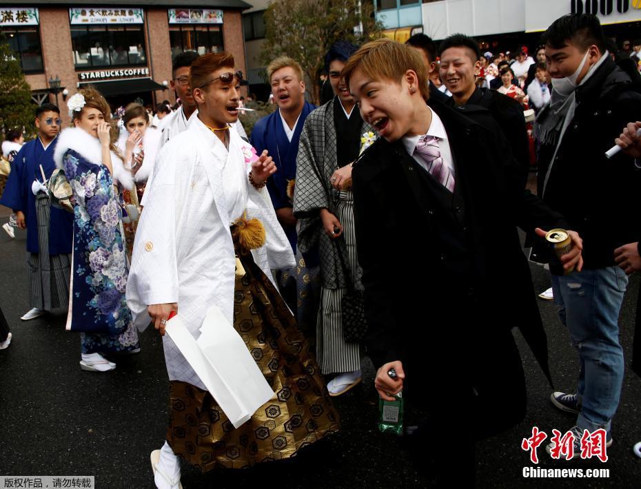 日本举办“成人节”活动 少男少女穿和服亮相