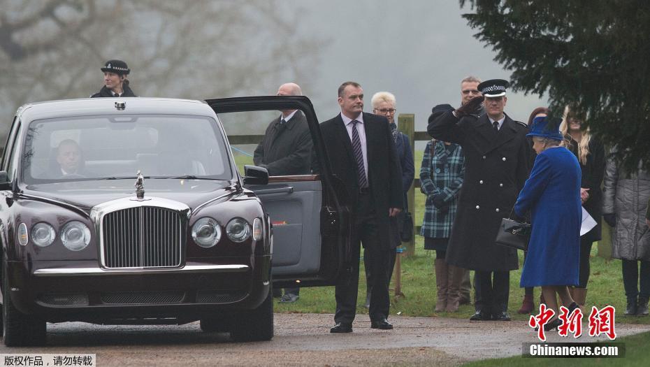 英女王患重感冒后首次公开亮相 出席教堂礼拜