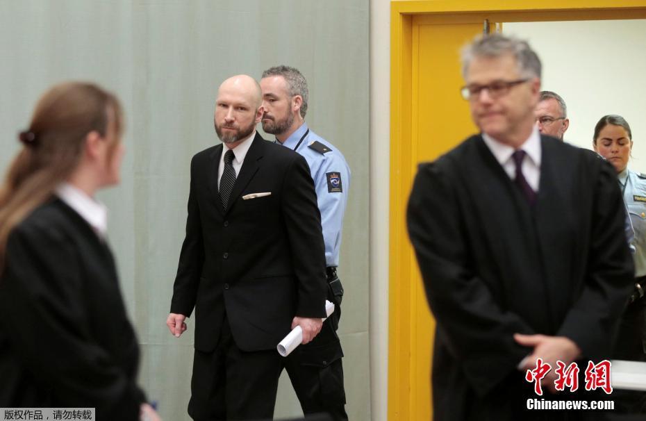 挪威致77死枪击爆炸案嫌犯庭上行纳粹礼