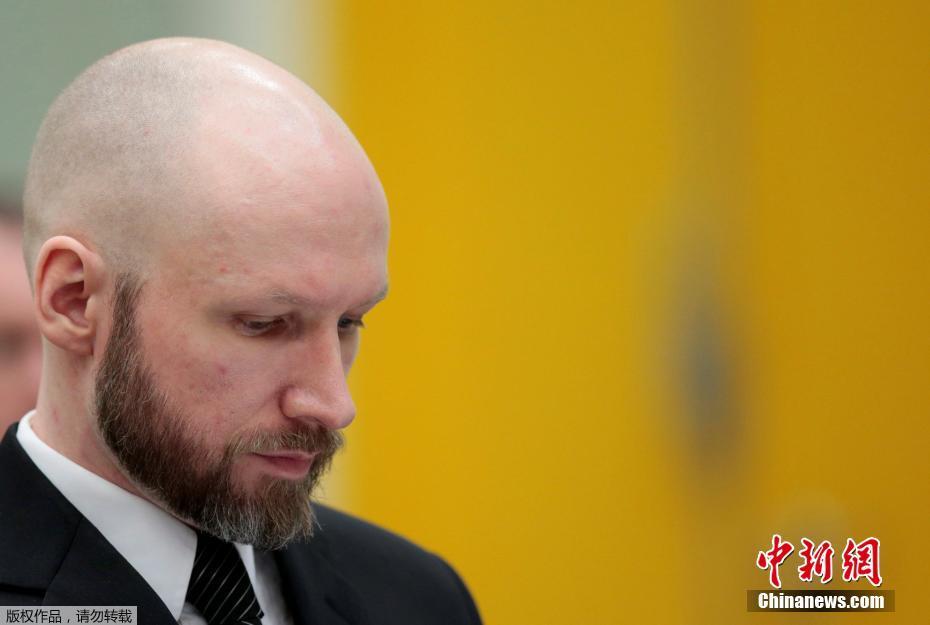 挪威致77死枪击爆炸案嫌犯庭上行纳粹礼