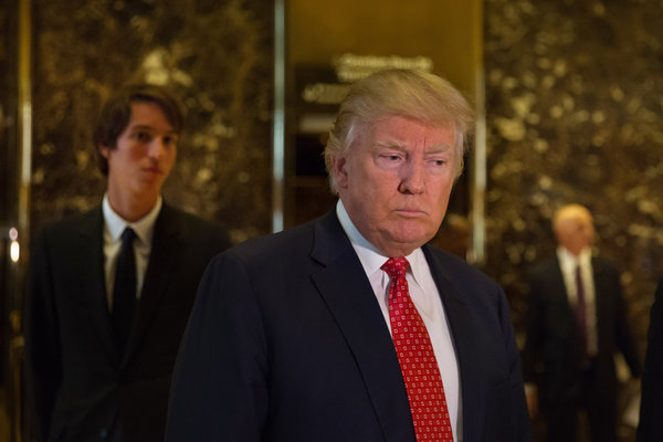 周一，候任总统唐纳德·J·特朗普在曼哈顿的特朗普大厦。 