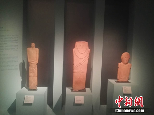 沙特出土文物展砂岩人雕像呆萌 黄金面具精致 沙特出土文物展砂岩人雕像呆萌 黄金面具精致