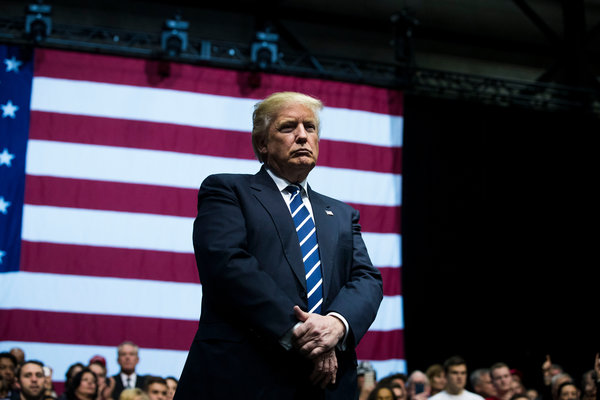 候任总统特朗普12月在密歇根的一个致谢集会上。周三，俄罗斯的一名发言人表示，克里姆林宫并没有掌握特朗普的任何不雅材料。 