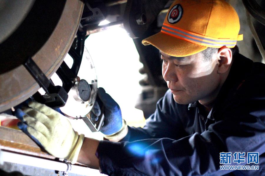 【网络媒体走转改】新时代的养路人：专治火车线路“疑难杂症”