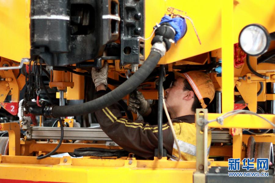 【网络媒体走转改】新时代的养路人：专治火车线路“疑难杂症”