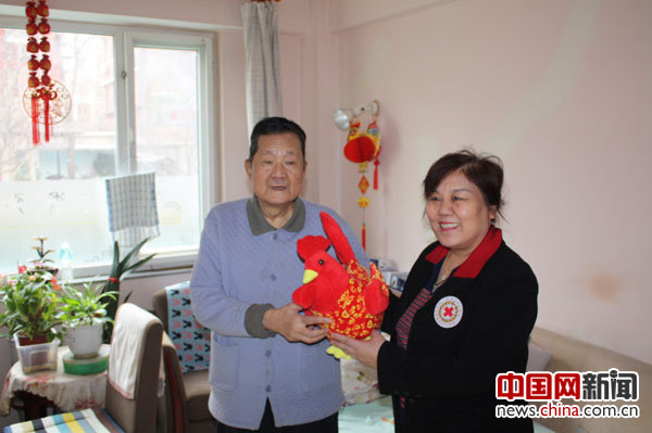 北京西城区红十字会为敬老院老人送去新春祝福
