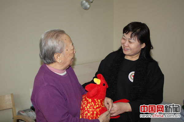 北京西城区红十字会为敬老院老人送去新春祝福