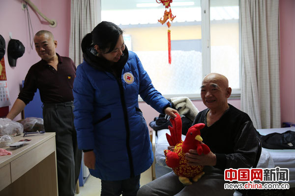 北京西城区红十字会为敬老院老人送去新春祝福
