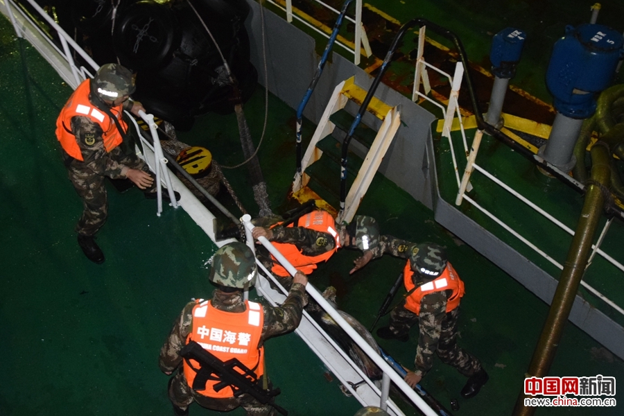中国海警局海关总署联合侦破特大成品油走私案( 1 / 3 )