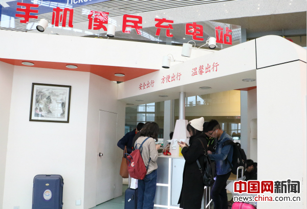 福州南站手机便民充电站，里面围满了年轻人。