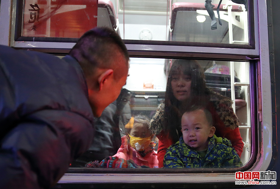 2017年1月13日0时52分，北京站，许建成将妻子、女儿和儿子送上车厢回四川达州。