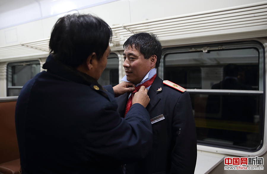 2017年1月12日晚19時，3603次列車乘務員孫井良在同事幫助下係好領帶。