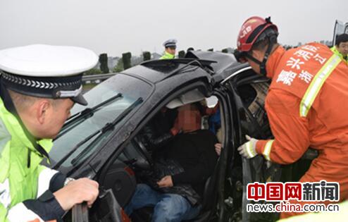 高速发生车祸孕妇被困 消防成功救援(图)