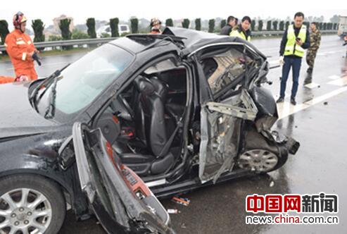 高速发生车祸孕妇被困 消防成功救援(图)