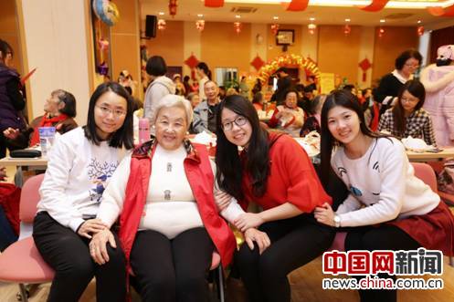 “2016年度青春伴夕阳•全国高校陪伴实践大赛”中的孝心美眉