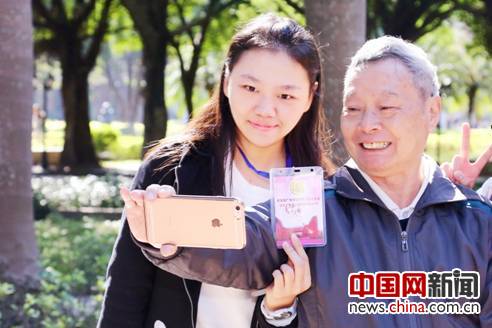 “2016年度青春伴夕阳•全国高校陪伴实践大赛”中的孝心美眉