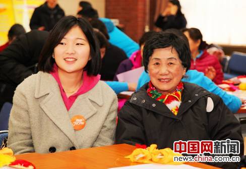 “2016年度青春伴夕阳•全国高校陪伴实践大赛”中的孝心美眉