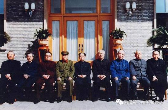 1980年中央书记处成员合影，左一为习仲勋，中间为胡耀邦，右一为王任重