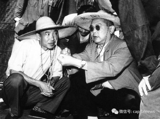 王任重（左一）陪同李先念同志在湖北襄阳视察