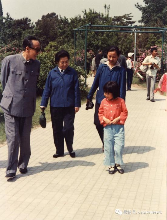 1982年王小节与爷爷在中山公园