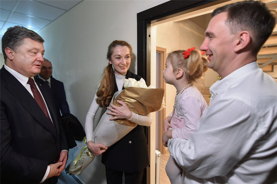 乌总统波罗申科给新生五胞胎家庭拜年送轿车