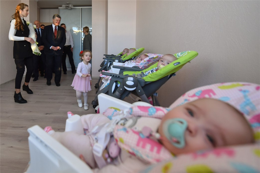 乌总统波罗申科给新生五胞胎家庭拜年送轿车