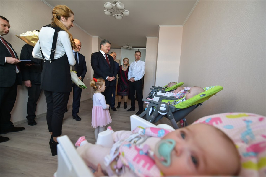 烏總統波羅申科給新生五胞胎家庭拜年送轎車