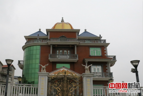 这是在匈牙利经商的华侨王林荣的家，他在门前捐建了一座人口文化公园。