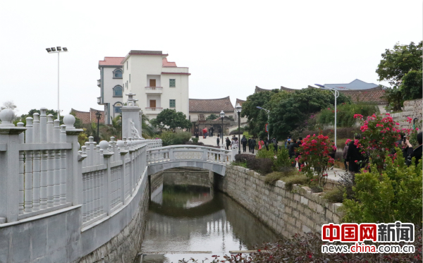 水渠和绿植是由住在旁边的王氏兄弟修建、养护的,由于他们人在海外,就雇人照看。 水渠和绿植是由住在旁边的王氏兄弟修建、养护的,由于他们人在海外,就雇人照看。