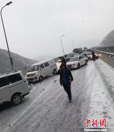 因降雪京承高速多车相撞目前承德段全线封闭