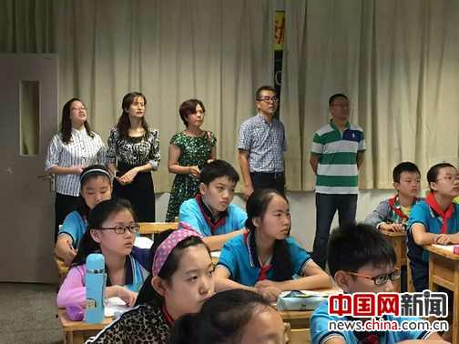 南开中学领导走进68中课堂听课。 南开中学领导走进68中课堂听课。