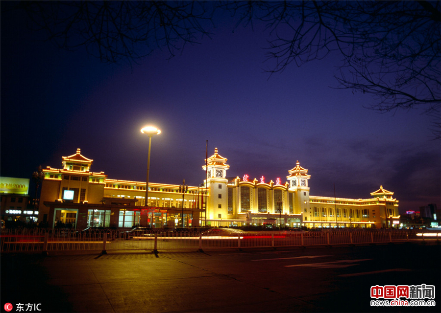 2001年03月27日,北京火车站夜景.周抗/东方ic