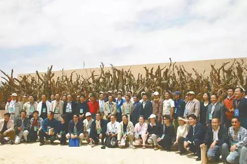 ▎2004年SEE协会成立,参会企业家在枯死的梭梭树前合影