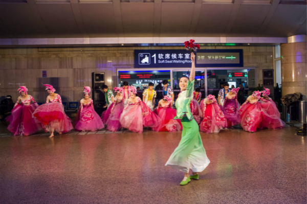 北京西站携中国铁路文工团为旅客送“快乐”到家