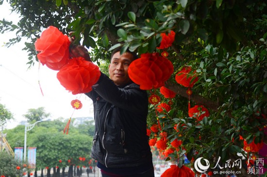 广西恭城：春节将至 大红灯笼年味浓(组图)