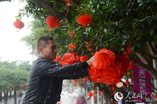 广西恭城：春节将至 大红灯笼年味浓(组图)
