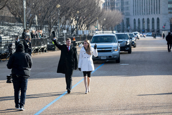 上周日，在华盛顿举行的就职典礼彩排仪式上，候任总统唐纳德·J·特朗普和他妻子梅拉尼娅的替身。 