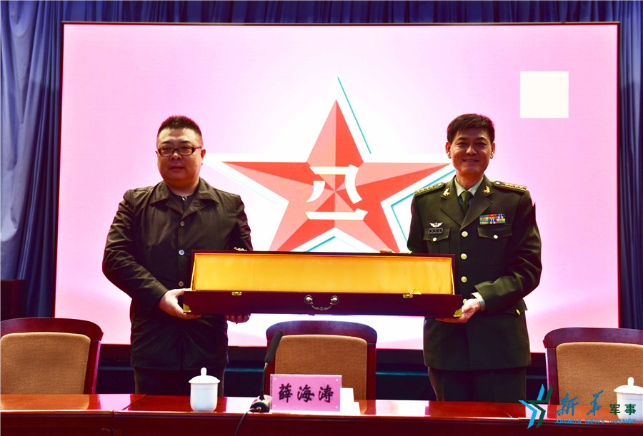 巨幅国画《长城颂》捐赠三军仪仗队