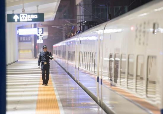 1月12日，在重庆万州北火车站站台上，工作人员对万州始发的首趟春运高铁动车进行检查。