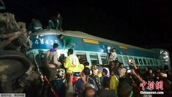 当地时间1月21日晚，印度东南部发生火车出轨事故。