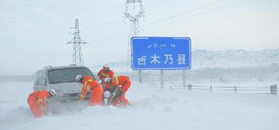 新疆吉木乃现风吹雪 消防官兵零下20度紧急救援