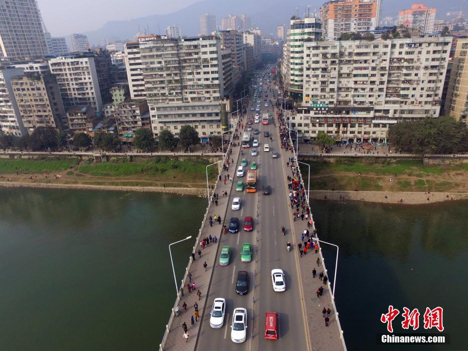 空中俯瞰四川达州年货大军