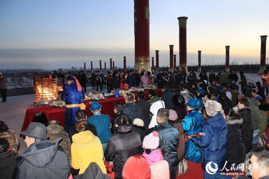 鄂尔多斯市康巴什，参加祭火的群众在圣火前祈福。张鑫 摄