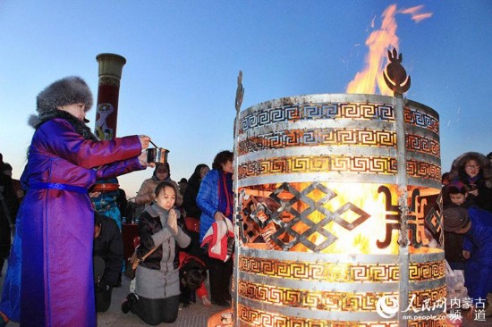 鄂爾多斯市康巴什，蒙古族群眾在祭火。張鑫 攝