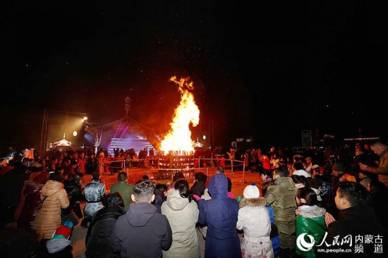 包頭市，人們圍繞圣火祈福。格日樂 攝